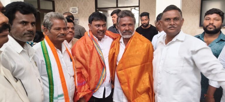 సర్పంచ్ గారె సహేంద్ర బిక్షపతిని సన్మానించిన నగరిగారి ప్రీతం 