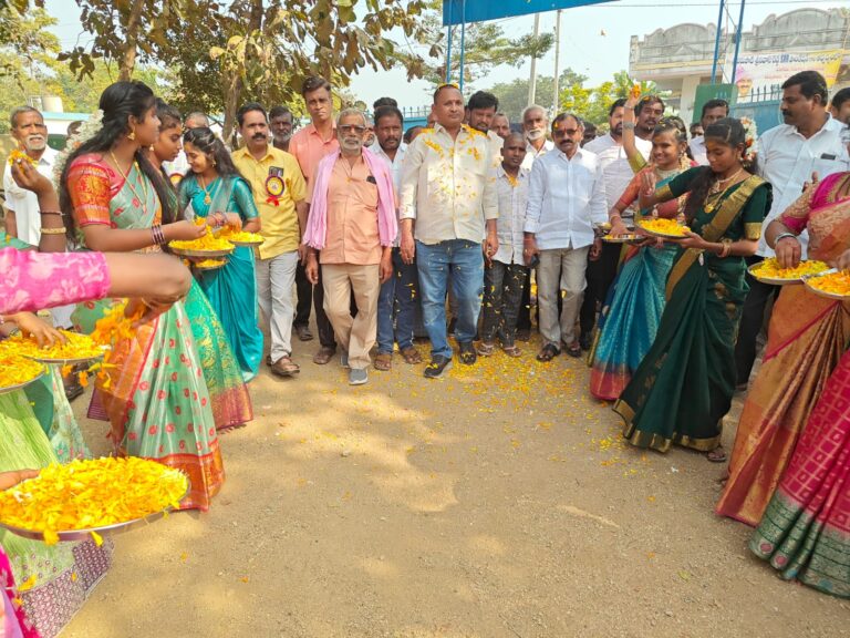 ఎస్ ఆర్ ఆర్ ఫౌండేషన్ ఆధ్వర్యంలో విద్యార్థులకు షూస్, టై, బెల్ట్, టీ షర్ట్స్ పంపిణి