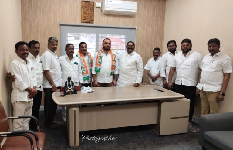 ఎమ్మెల్యే దొంతి సమక్షంలో కాంగ్రెస్ పార్టీలో చేరిన మాజీ కౌన్సిలర్ బండి భారతి-రమేష్